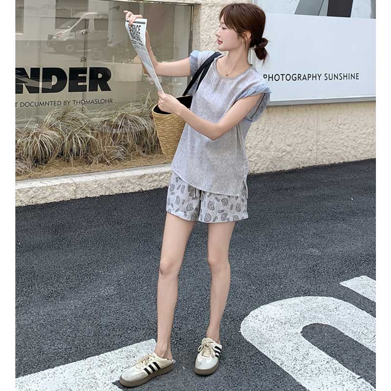 フリル袖トップス×ペイズリー柄ショートパンツ
