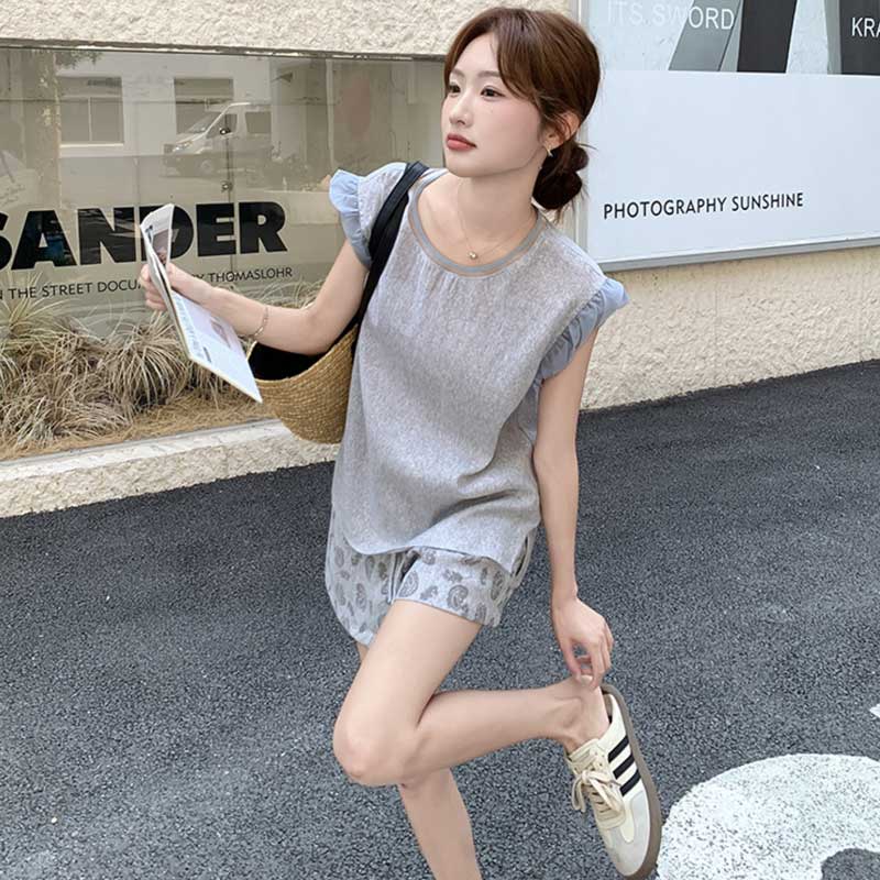 フリル袖トップス×ペイズリー柄ショートパンツ