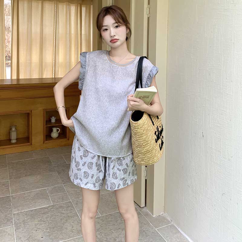 フリル袖トップス×ペイズリー柄ショートパンツ
