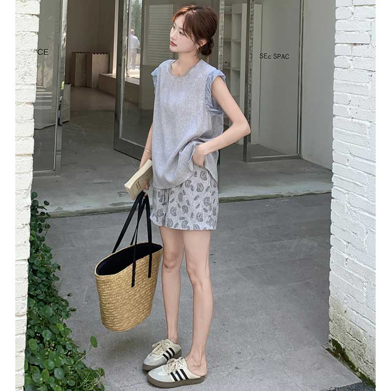 フリル袖トップス×ペイズリー柄ショートパンツ