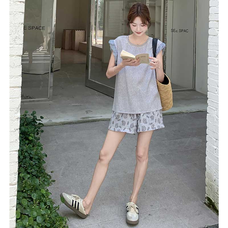 フリル袖トップス×ペイズリー柄ショートパンツ