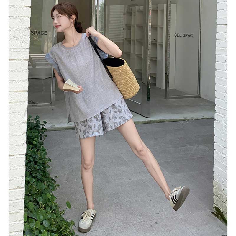 フリル袖トップス×ペイズリー柄ショートパンツ