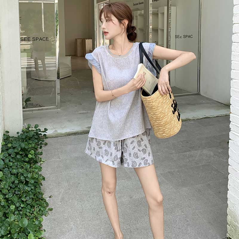 フリル袖トップス×ペイズリー柄ショートパンツ