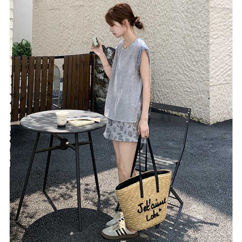 フリル袖トップス×ペイズリー柄ショートパンツ