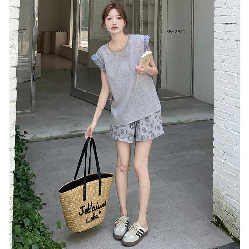 フリル袖トップス×ペイズリー柄ショートパンツ