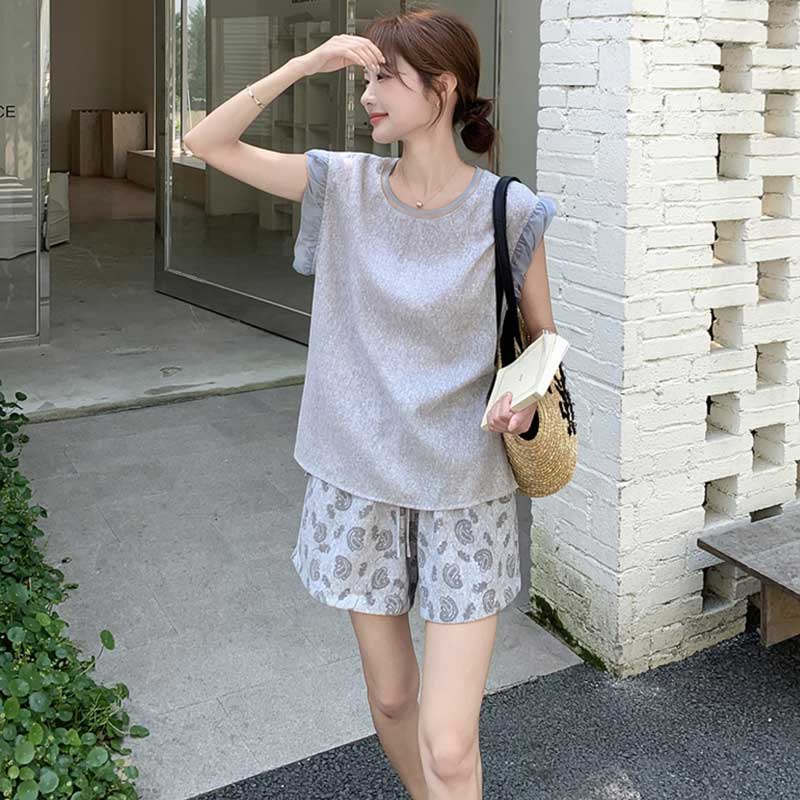 フリル袖トップス×ペイズリー柄ショートパンツ