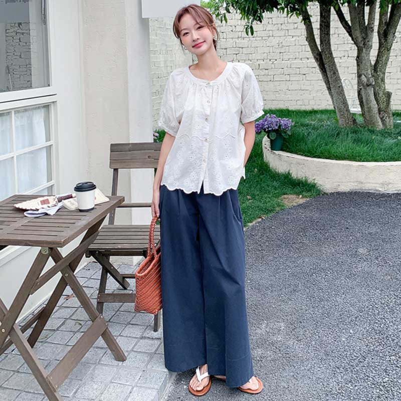 レース刺繍ブラウス×ネイビーワイドパンツ