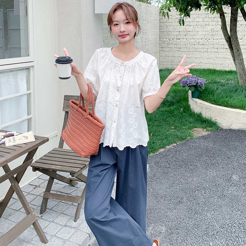 レース刺繍ブラウス×ネイビーワイドパンツ