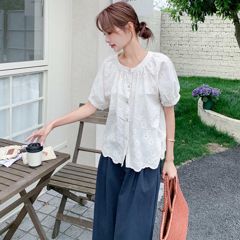 レース刺繍ブラウス×ネイビーワイドパンツ