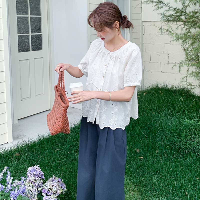 レース刺繍ブラウス×ネイビーワイドパンツ