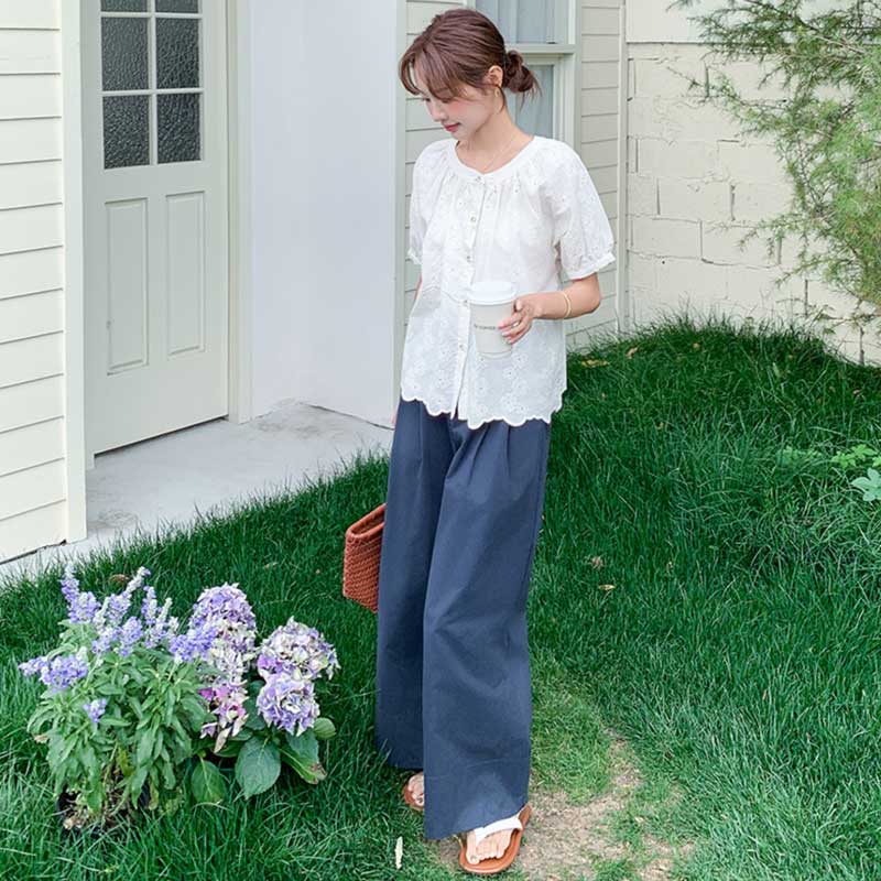 レース刺繍ブラウス×ネイビーワイドパンツ