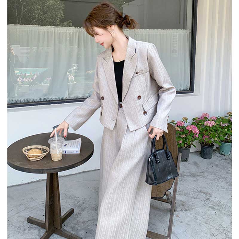 ショート丈テーラードジャケット×ワイドパンツ