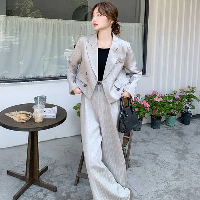 ショート丈テーラードジャケット×ワイドパンツ