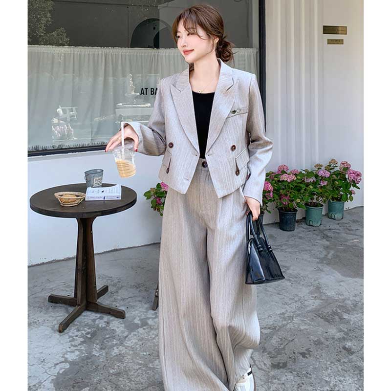 ショート丈テーラードジャケット×ワイドパンツ