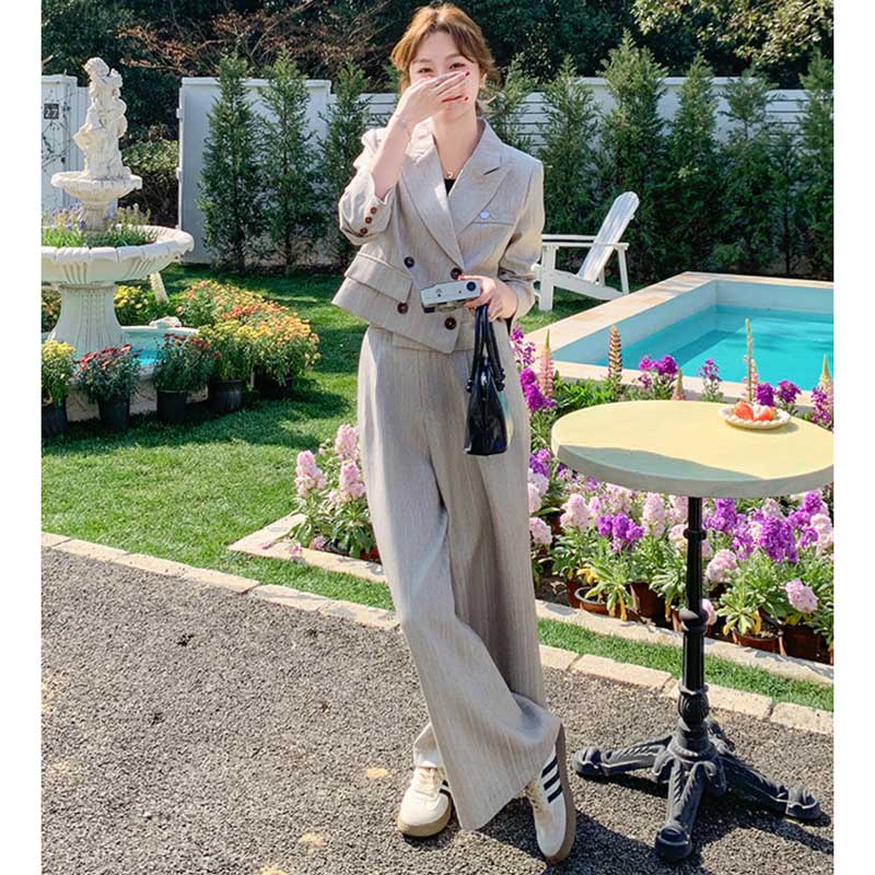 ショート丈テーラードジャケット×ワイドパンツ