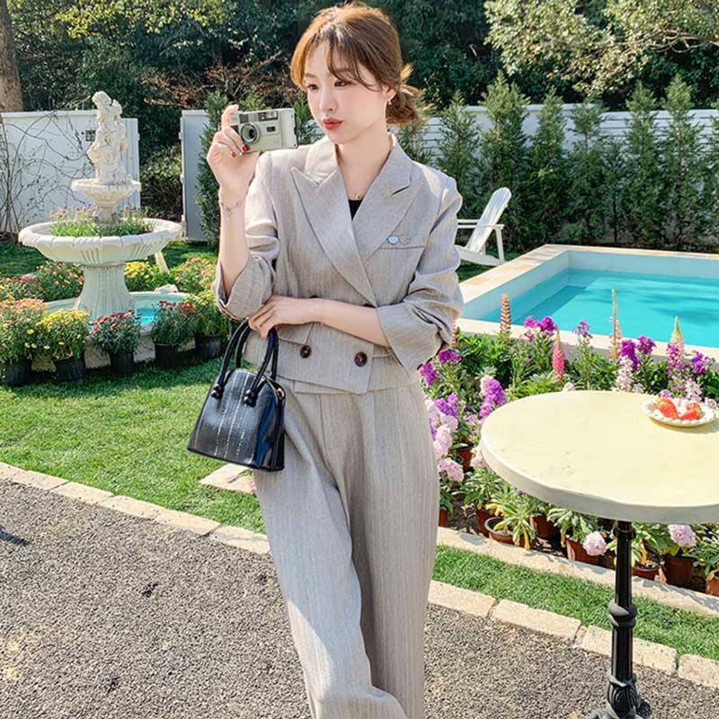 ショート丈テーラードジャケット×ワイドパンツ