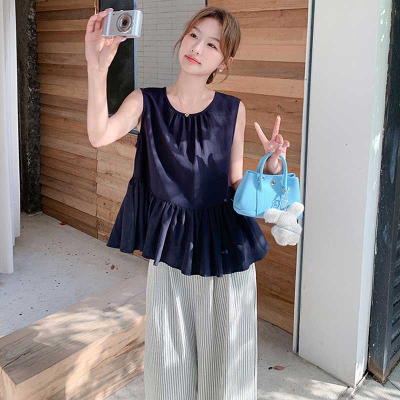 フリルヘムトップス×ストライプワイドパンツ