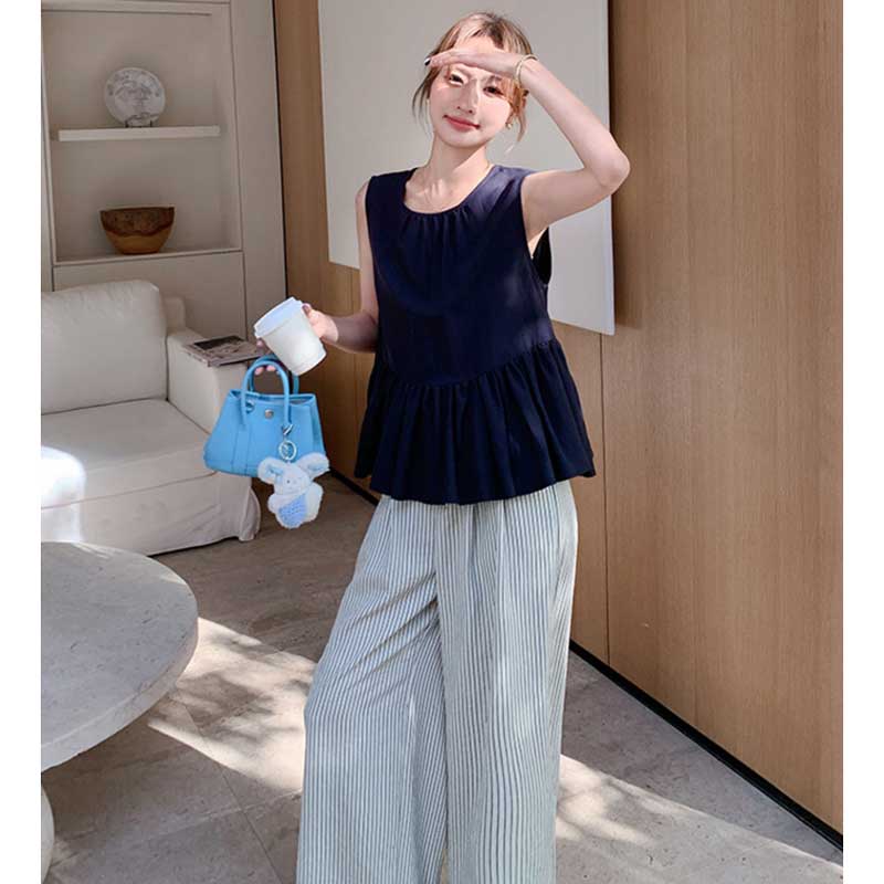 フリルヘムトップス×ストライプワイドパンツ