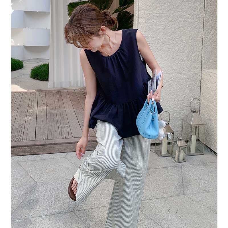 フリルヘムトップス×ストライプワイドパンツ