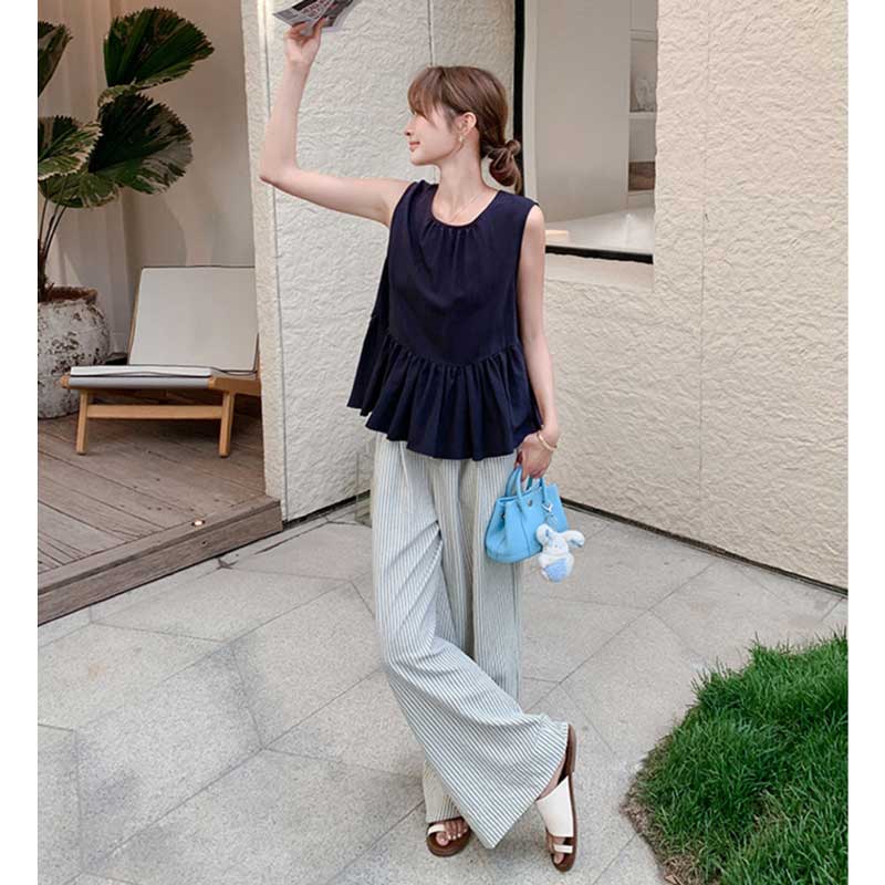 フリルヘムトップス×ストライプワイドパンツ