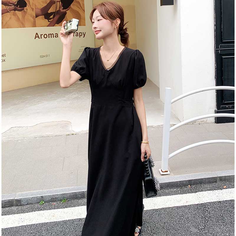 バックオープンブラックワンピース