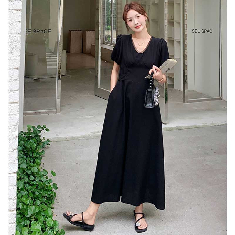 バックオープンブラックワンピース