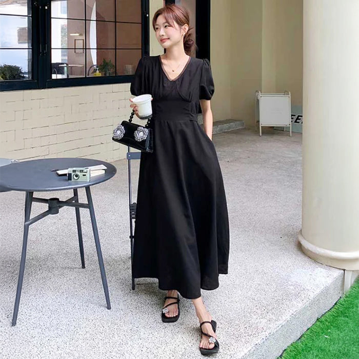 バックオープンブラックワンピース