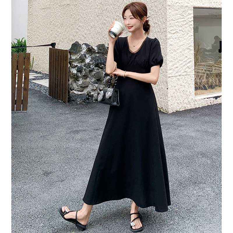 バックオープンブラックワンピース