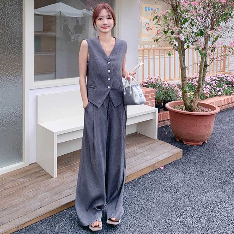 Vネックベスト×ワイドパンツセットアップ