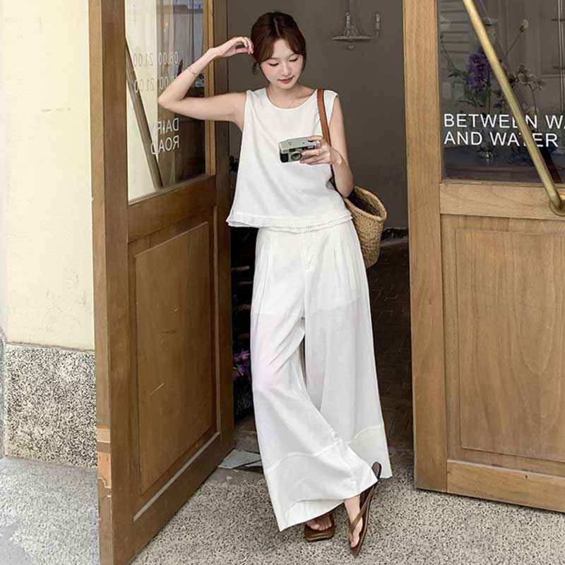 レイヤード風ノースリーブトップス×ワイドパンツ