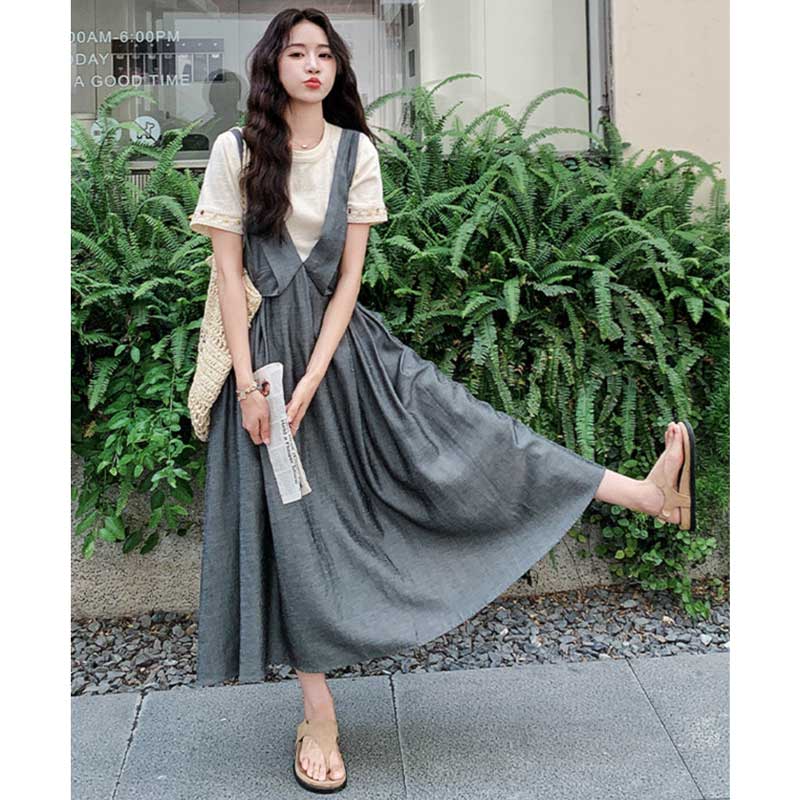 クルーネックTシャツ×サロペットスカート