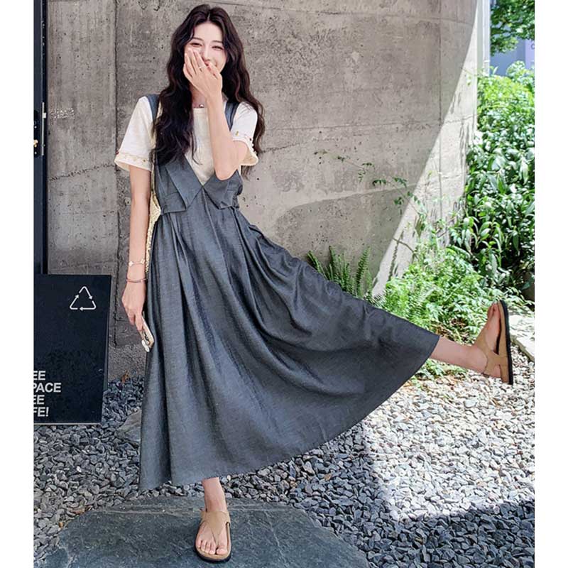 クルーネックTシャツ×サロペットスカート