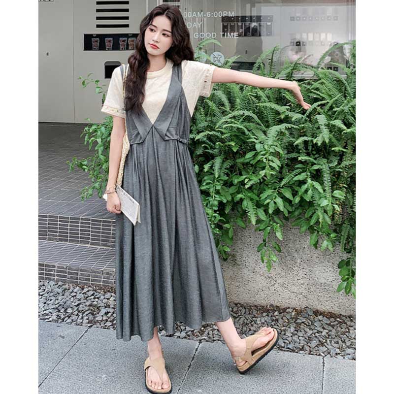 クルーネックTシャツ×サロペットスカート