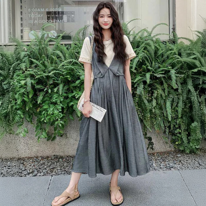 クルーネックTシャツ×サロペットスカート