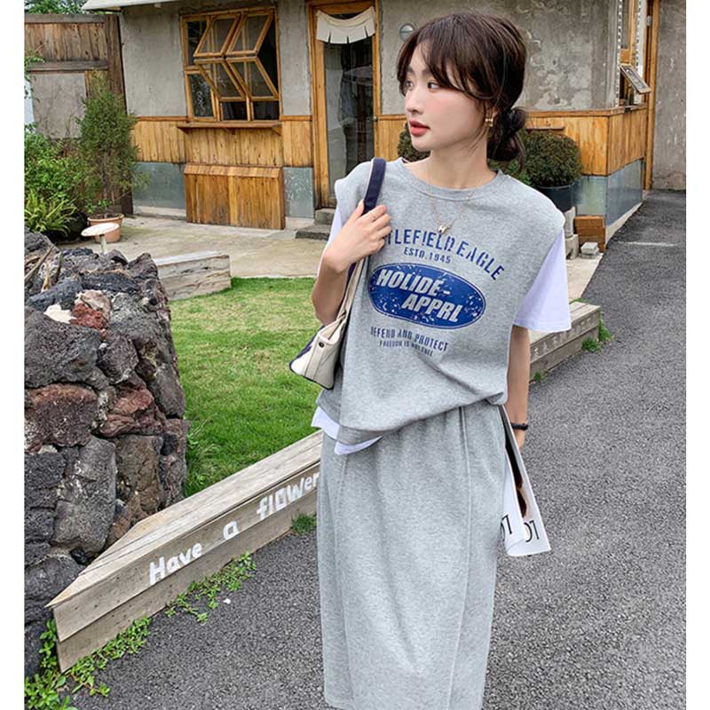 プリントロゴレイヤード風トップス×ペンシルスカート