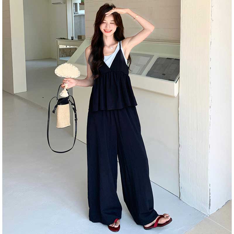 レイヤード風フリルキャミソール×ワイドパンツ