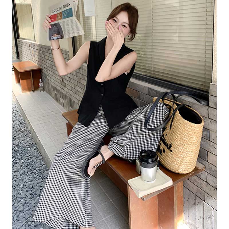 ノースリーブVネックトップス×ギンガムチェックワイドパンツ