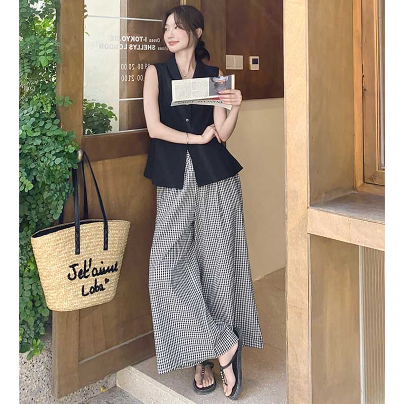 ノースリーブVネックトップス×ギンガムチェックワイドパンツ