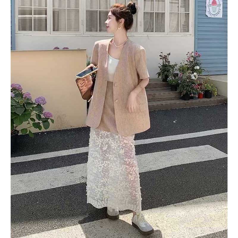 ノーカラージャケット×レース切り替えスカート