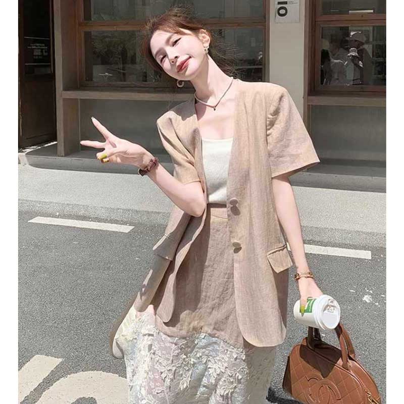 ノーカラージャケット×レース切り替えスカート