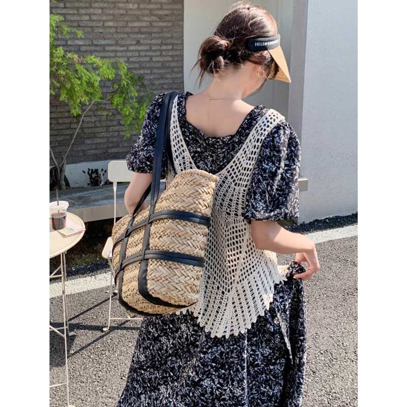 ニットベスト×モザイク柄ワンピース