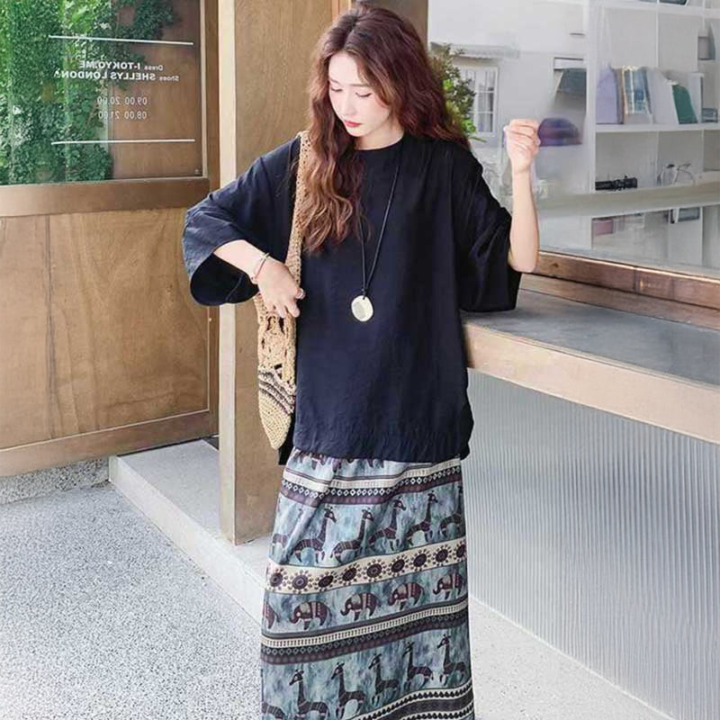 オーバーサイズトップス×グラフィックプリントスカート