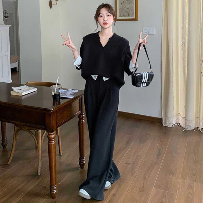 Vネックプルオーバー×ワイドパンツ