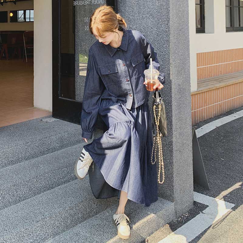 デニムシャツ×ティアードロングスカート