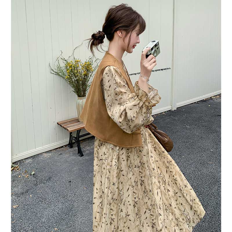 スエードベスト×フラワープリントワンピース