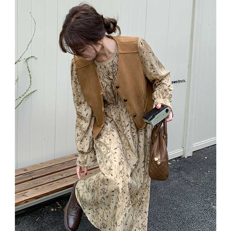 スエードベスト×フラワープリントワンピース