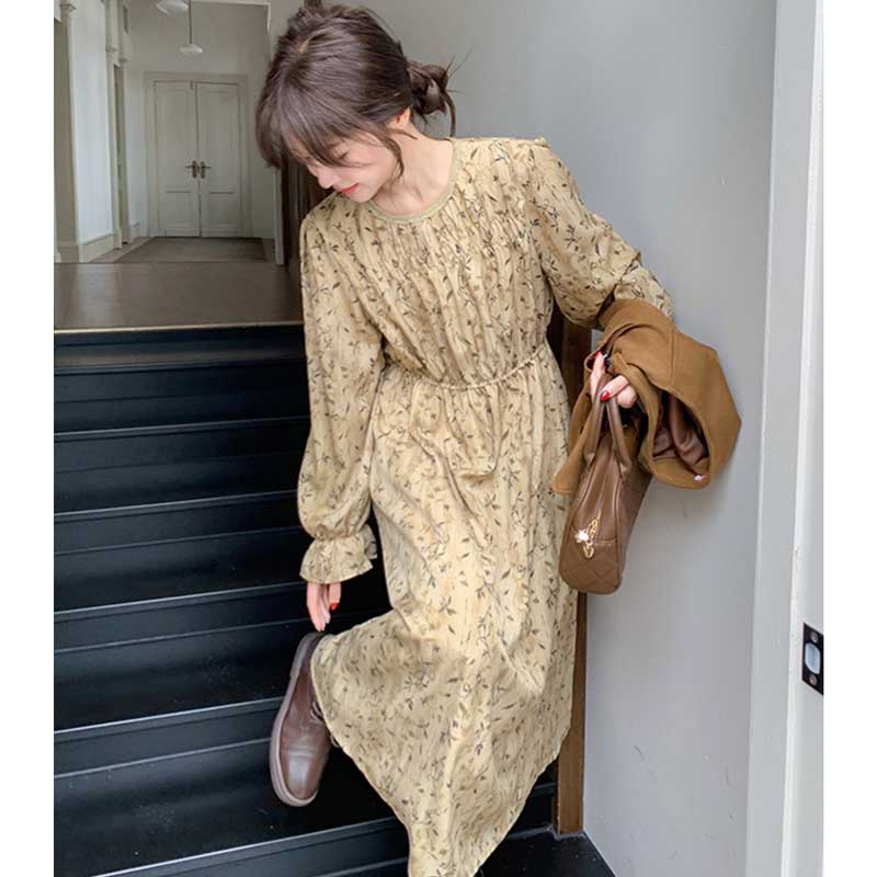 スエードベスト×フラワープリントワンピース