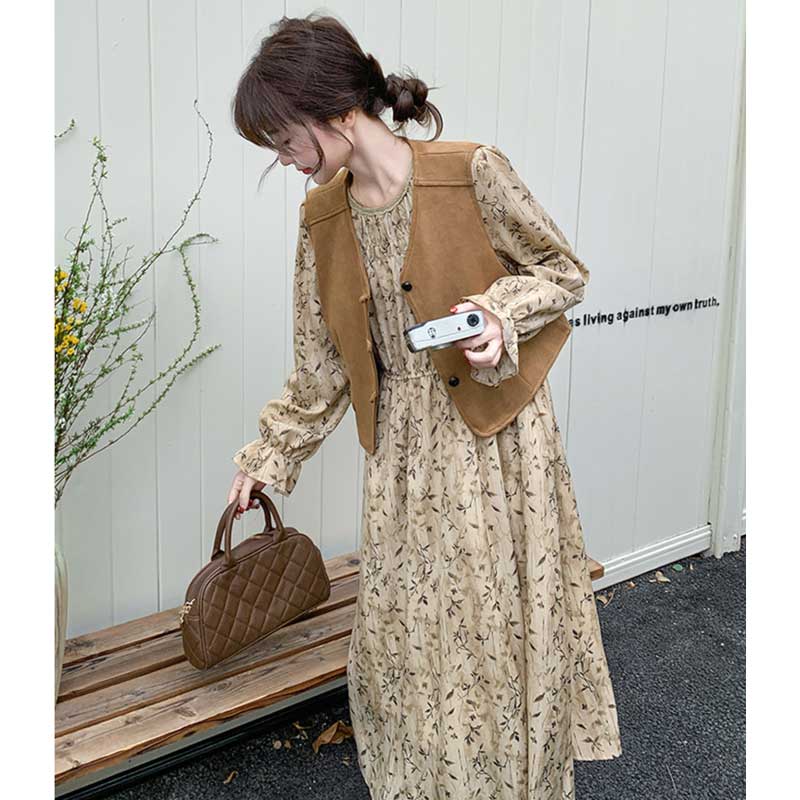 スエードベスト×フラワープリントワンピース