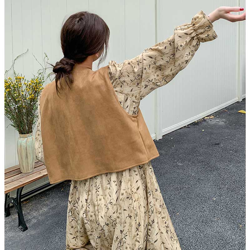 スエードベスト×フラワープリントワンピース