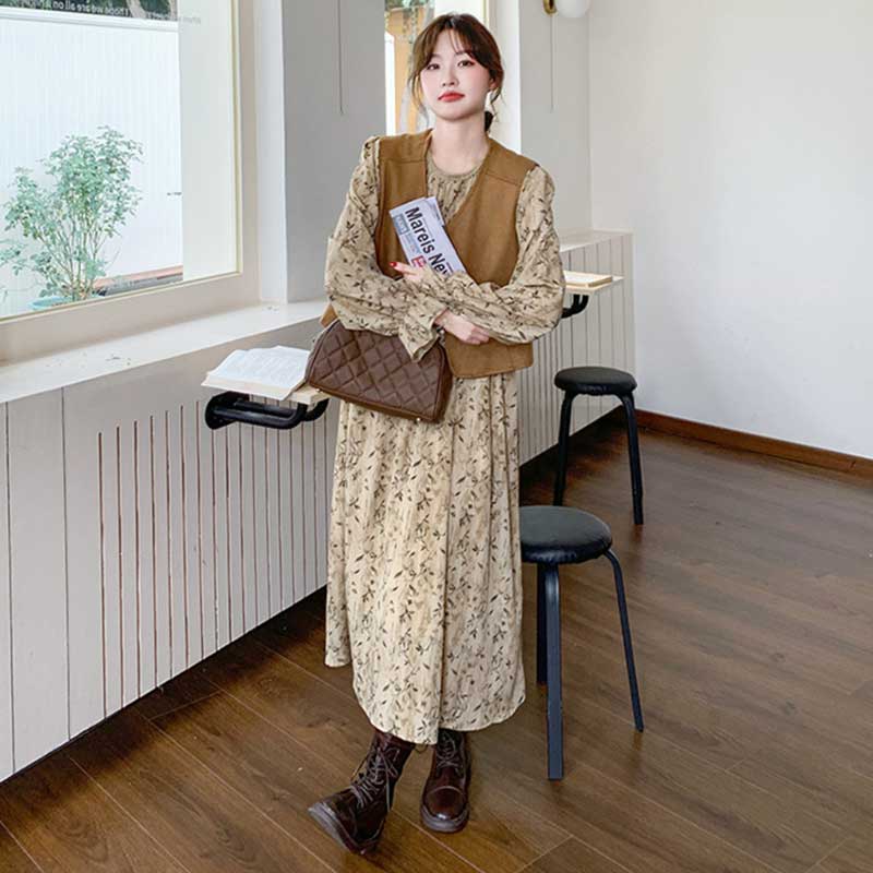 スエードベスト×フラワープリントワンピース